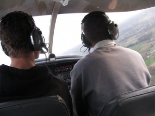  Erstes Flugzeug in Begleitung eines zertifizierten Piloten 